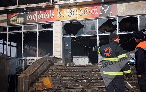 После ликвидации главных очагов возгорания пожарные сообщили, что существовала опасность того, что огонь мог перекинуться на близлежащую территорию Боржомского вокзала, а также на расположенный рядом вход в метро - Sputnik Азербайджан