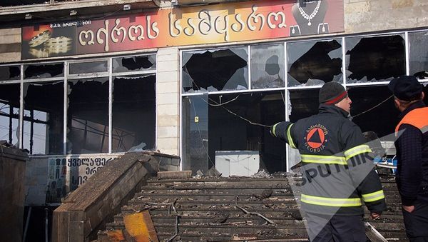 После ликвидации главных очагов возгорания пожарные сообщили, что существовала опасность того, что огонь мог перекинуться на близлежащую территорию Боржомского вокзала, а также на расположенный рядом вход в метро - Sputnik Азербайджан