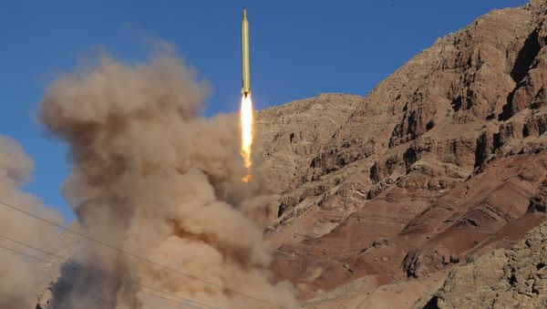 Запуск баллистической ракеты дальнего действия Гадр на склоне горы Эльбурс на севере Ирана, 9 марта 2016 года - Sputnik Азербайджан