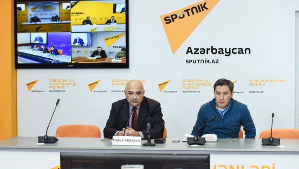 Политолог Тофиг Аббасов в ходе видеомоста Москва – Минск – Астана – Кишинев – Баку на тему Внешнеполитические приоритеты государств СНГ - Sputnik Азербайджан
