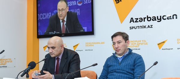 Политолог Тофиг Аббасов в ходе видеомоста Москва – Минск – Астана – Кишинев – Баку на тему Внешнеполитические приоритеты государств СНГ - Sputnik Азербайджан