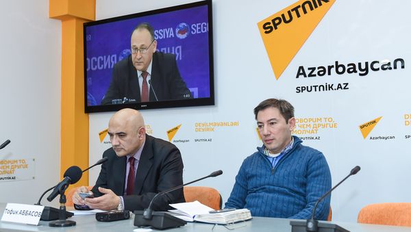 Политолог Тофиг Аббасов в ходе видеомоста Москва – Минск – Астана – Кишинев – Баку на тему Внешнеполитические приоритеты государств СНГ - Sputnik Азербайджан