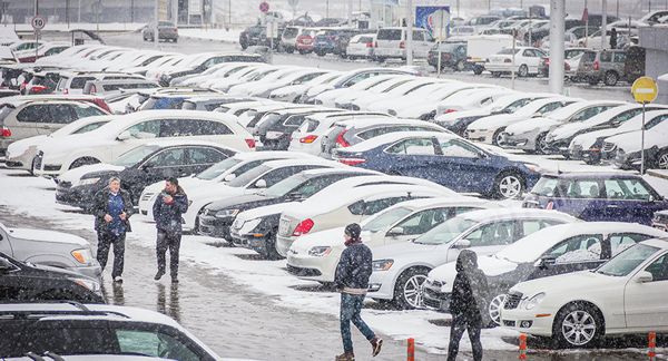 Покупатели на руставском авторынке - Sputnik Азербайджан