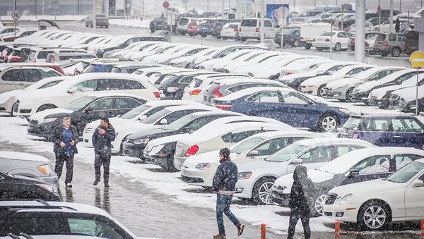 Покупатели на руставском авторынке - Sputnik Азербайджан