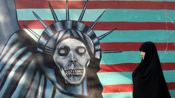 Женщина проходит рядом со зданием бывшего посольства США в Тегеране, 9 ноября 2016 года - Sputnik Азербайджан