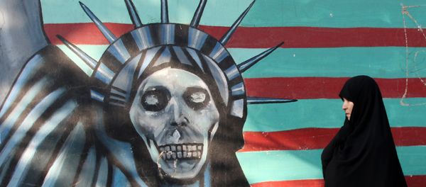 Женщина проходит рядом со зданием бывшего посольства США в Тегеране, 9 ноября 2016 года - Sputnik Азербайджан