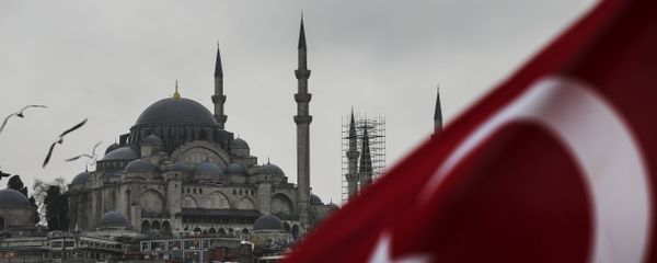 Развевающийся флаг Турции на фоне мечети Сулеймание в Стамбуле, фото из архива - Sputnik Азербайджан