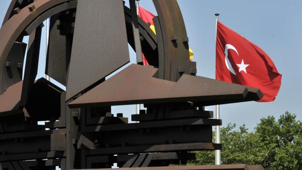 Флаги Турции перед штаб-квартирой НАТО в Брюсселе, фото из архива - Sputnik Азербайджан