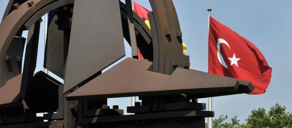 Флаги Турции перед штаб-квартирой НАТО в Брюсселе, фото из архива - Sputnik Азербайджан