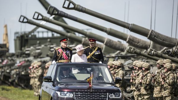 Королева Елизавета II во время ее визита в военный лагерь в Ларкхилле, Англия, фото из архива - Sputnik Азербайджан