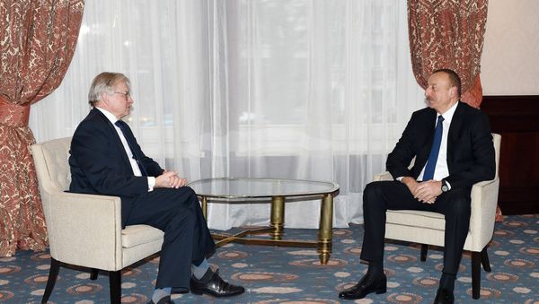 Встреча Ильхама Алиева с бывшим президентом ПАСЕ Рене ван дер Линденом, Брюссель, 5 февраля 2017 года - Sputnik Азербайджан