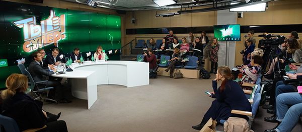 Пресс-конференция, посвященная международному детскому вокальному конкурсу телеканала НТВ Ты супер! - Sputnik Азербайджан