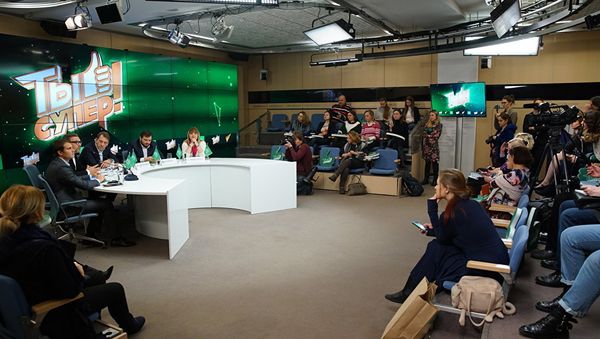 Пресс-конференция, посвященная международному детскому вокальному конкурсу телеканала НТВ Ты супер! - Sputnik Азербайджан