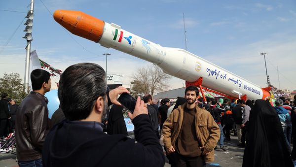 Люди фотографируются у ракеты-носителя Simorgh (Феникс) в день празднования 37-й годовщины Исламской революции, Тегеран, 11 февраля 2016 года Люди фотографируются у ракеты-носителя Simorgh (Феникс) в день празднования 37-й годовщины Исламской революции, Тегеран, 11 февраля 2016 года - Sputnik Азербайджан
