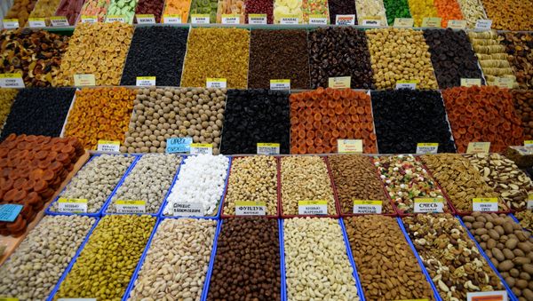 Продажа орехов и сухофруктов на Центральном рынке в Новосибирске, фото из архива - Sputnik Азербайджан