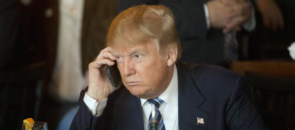 Дональд Трамп во время телефонного разговора, фото из архива Дональд Трамп во время телефонного разговора, фото из архива - Sputnik Азербайджан