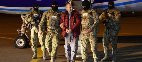 Российско-израильский блогер Александр Лапшин в бакинском аэропорту Российско-израильский блогер Александр Лапшин в бакинском аэропорту - Sputnik Азербайджан