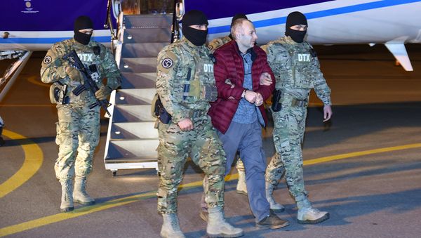 Российско-израильский блогер Александр Лапшин в сопровождении сотрудников Генпрокуратуры - Sputnik Азербайджан