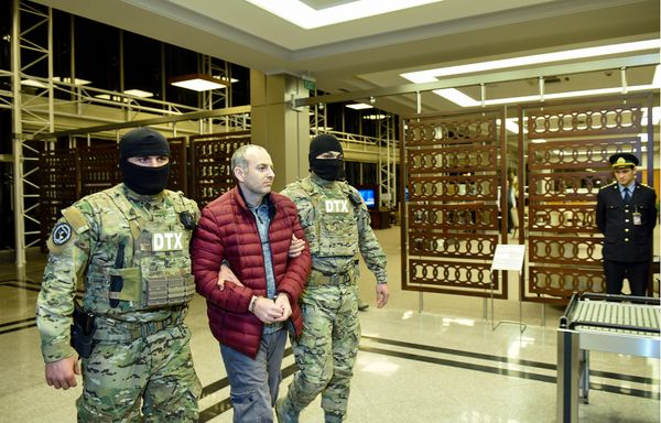 Блогер Александр Лапшин в сопровождении сотрудников Генпрокуратуры - Sputnik Азербайджан