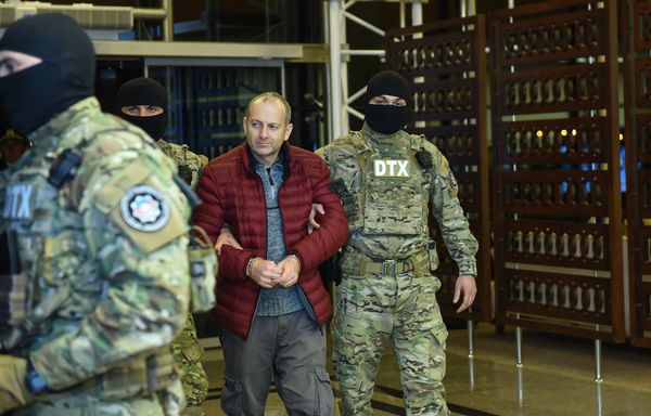 Российско-израильский блогер Александр Лапшин в сопровождении сотрудников Генпрокуратуры - Sputnik Азербайджан