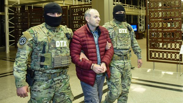 Российско-израильский блогер Александр Лапшин в бакинском аэропорту, архивное фото - Sputnik Азербайджан