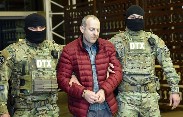 Блогер Александр Лапшин в сопровождении сотрудников Генпрокуратуры - Sputnik Азербайджан