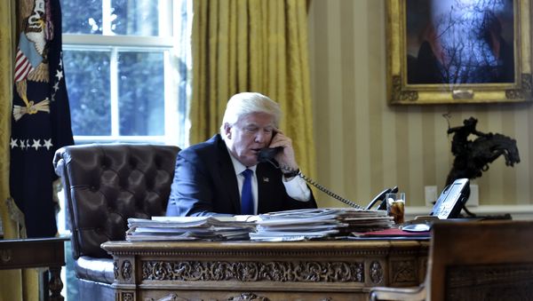 Президент США Дональд Трамп во время телефонного разговора, фото из архива - Sputnik Азербайджан