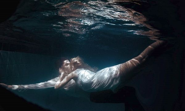 Фотосессия под водой известных моделей Марины Дар и Сергея Крауза - Sputnik Азербайджан