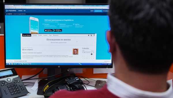 Мужчина за чтением блога Александра Лапшина в Живом журнале - Sputnik Азербайджан