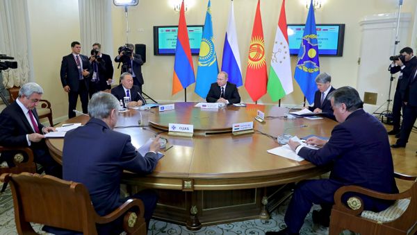 Президент РФ Владимир Путин принимает участие в заседании ВЕЭС и сессии Совета коллективной безопасности ОДКБ в Санкт-Петербурге - Sputnik Азербайджан