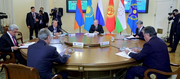 Президент РФ Владимир Путин принимает участие в заседании ВЕЭС и сессии Совета коллективной безопасности ОДКБ в Санкт-Петербурге - Sputnik Азербайджан