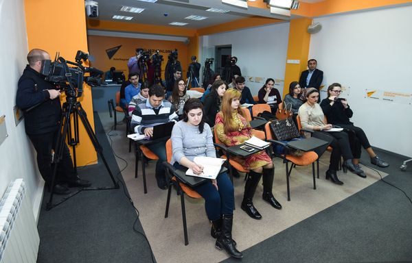 Пресс-конференция директора Центра Республиканской сейсмологической службы Гурбана Етирмишли на тему Сейсмологическая ситуация в Азербайджане - Sputnik Азербайджан