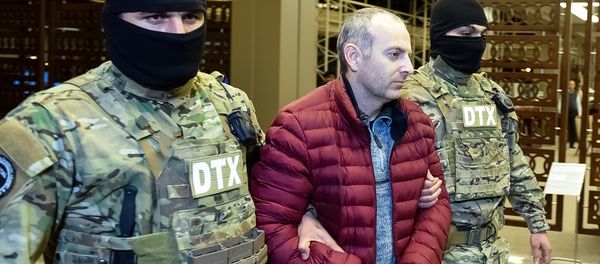 Российско-израильский блогер Александр Лапшин в бакинском аэропорту, архивное фото - Sputnik Азербайджан