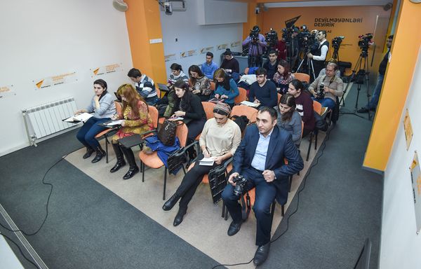 Пресс-конференция директора Центра Республиканской сейсмологической службы Гурбана Етирмишли на тему Сейсмологическая ситуация в Азербайджане - Sputnik Азербайджан