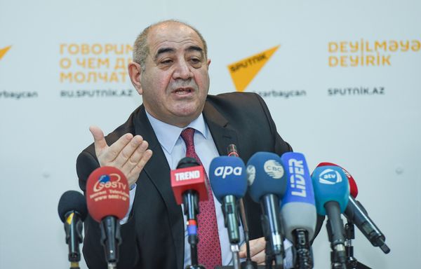 Пресс-конференция директора Центра Республиканской сейсмологической службы Гурбана Етирмишли на тему Сейсмологическая ситуация в Азербайджане - Sputnik Азербайджан