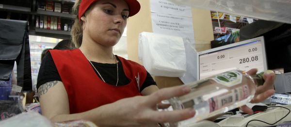 Кассир пробивает водку в одном из магазинов, фото из архива - Sputnik Азербайджан