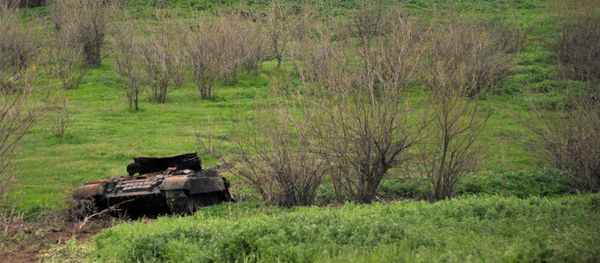 Подбитый танк армянских сепаратистов на оккупированных территориях Азербайджана, фото из архива - Sputnik Азербайджан