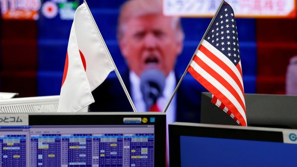 Флаги Японии и США перед монитором с изображением американского президента Дональда Трампа, фото из архива - Sputnik Азербайджан