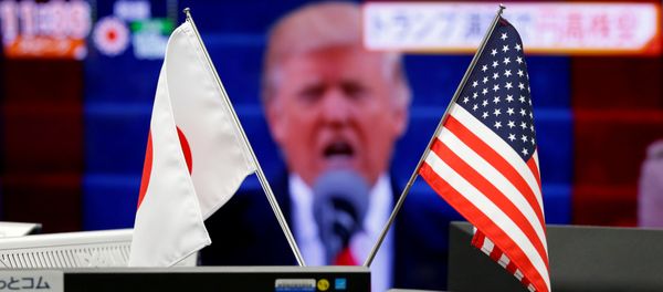 Флаги Японии и США перед монитором с изображением американского президента Дональда Трампа, фото из архива - Sputnik Азербайджан