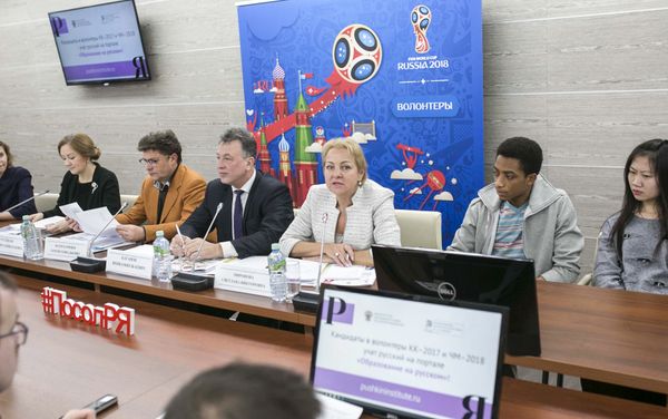 В Институте русского языка имени Пушкина в Москве состоялся круглый стол, посвященный запуску программы по обучению русскому языку для иностранных волонтеров - Sputnik Азербайджан