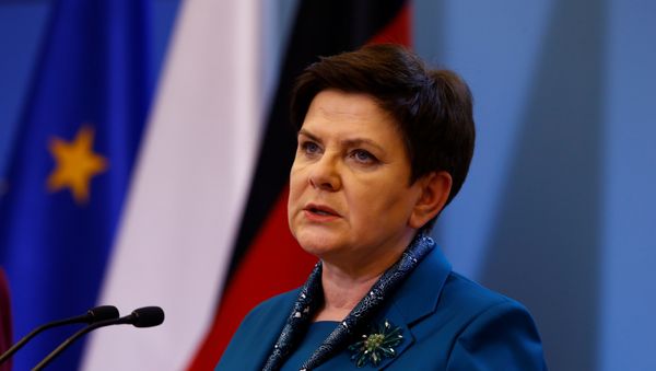 Выступление премьер-министра Польши Беаты Шидло на совместной с канцлером Германии Ангелой Меркель пресс-конференции, Варшава, 7 февраля 2017 года - Sputnik Азербайджан