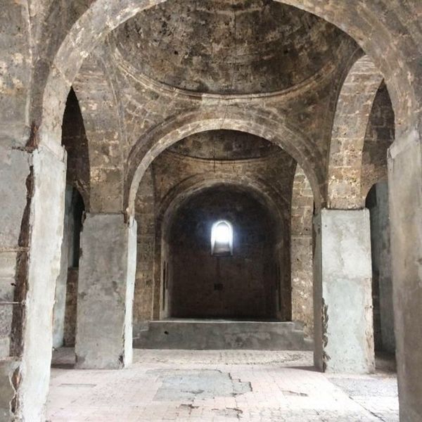 В результате непрофессиональной реставрации от первоначального вида исторического храма не осталось и следа - Sputnik Азербайджан