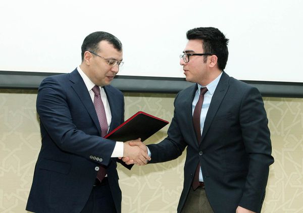 Вручение первых сертификатов по возврату бизнесменам, занятым в экспорте товаров, финансовых средств, затраченных на участие в выставках и представление национальной продукции за рубежом - Sputnik Азербайджан