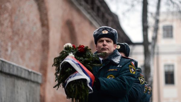 Сотрудники МЧС РФ возлагают венок к мемориальному комплексу, фото из архива - Sputnik Азербайджан