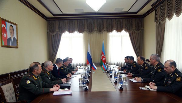 Министр обороны Азербайджана генерал-полковник Закир Гасанов встретился с делегацией во главе с начальником Генерального штаба Вооруженных сил России - Sputnik Азербайджан