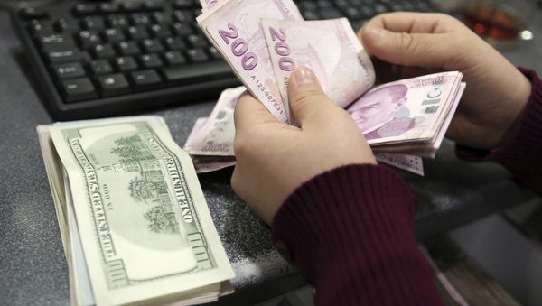 Девушка пересчитывает деньги, фото из архива - Sputnik Азербайджан