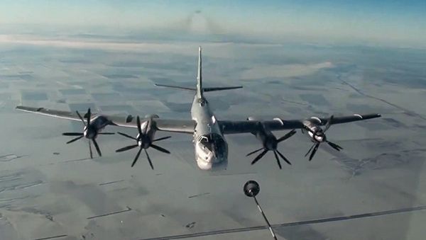 Нанесение авиаудара крылатыми ракетами по объектам террористов в САР самолетами Ту-95МС ВКС России - Sputnik Азербайджан