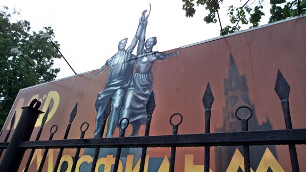 Рекламный щит киностудии Мосфильм - Sputnik Азербайджан