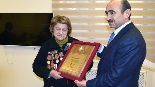 Помощник президента Азербайджана по общественно-политическим вопросам Али Гасанов и ветеран Фатма Саттарова - Sputnik Азербайджан