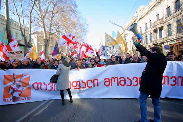 Шествие сторонников телекомпании Рустави 2 по проспекту Руставели - Sputnik Азербайджан